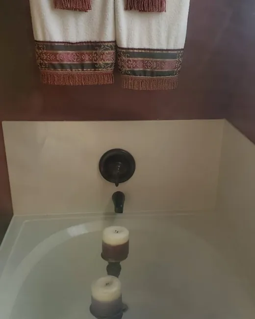 Shower glass after: clear view of the tub and towels